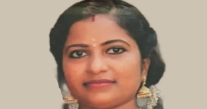 യുവതിയെ വീടിനുള്ളില് തൂങ്ങിമരിച്ച നിലയില് കണ്ടെത്തി യുവതിയെ വീടിനുള്ളില് തൂങ്ങിമരിച്ച നിലയില് കണ്ടെത്തി