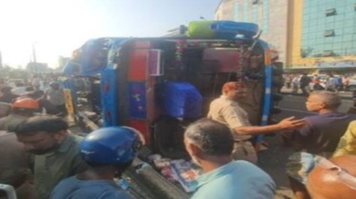 ബസ് നിയന്ത്രണം വിട്ട് മറിഞ്ഞ് അപകടം ; നിരവധി പേർക്ക് പരിക്ക് ബസ് നിയന്ത്രണം വിട്ട് മറിഞ്ഞ് അപകടം ; നിരവധി പേർക്ക് പരിക്ക്