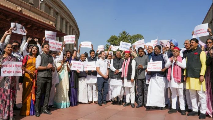 ഇന്ത്യക്കാരുടെ നാടുകടത്തൽ : കൈവിലങ്ങ് അണിഞ്ഞ് പ്രതിഷേധിച്ച് പ്രതിപക്ഷ എം പിമാർ ഇന്ത്യക്കാരുടെ നാടുകടത്തൽ : കൈവിലങ്ങ് അണിഞ്ഞ് പ്രതിഷേധിച്ച് പ്രതിപക്ഷ എം പിമാർ