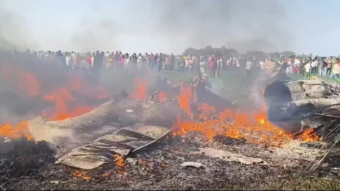 പരിശീലന പറക്കലിനിടെ യുദ്ധവിമാനം തകർന്നുവീണു പരിശീലന പറക്കലിനിടെ യുദ്ധവിമാനം തകർന്നുവീണു