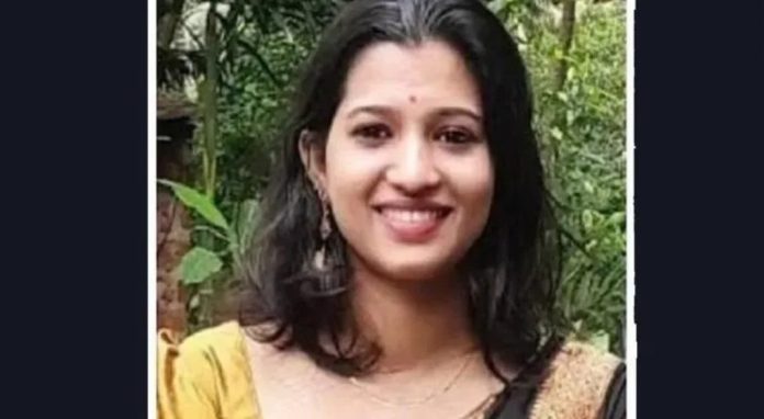 ഹോസ്റ്റൽ കെട്ടിടത്തിലെ സ്ലാബ് തകർന്ന് വീണ് അപകടം ; കൊല്ലത്ത് ചികിത്സയിലായിരുന്ന യുവതി മരിച്ചു ഹോസ്റ്റൽ കെട്ടിടത്തിലെ സ്ലാബ് തകർന്ന് വീണ് അപകടം ; കൊല്ലത്ത് ചികിത്സയിലായിരുന്ന യുവതി മരിച്ചു