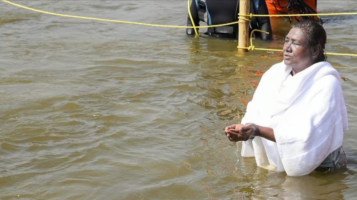 ത്രിവേണി സംഗമത്തില് പുണ്യസ്നാനം ചെയ്ത് രാഷ്ട്രപതി ത്രിവേണി സംഗമത്തില് പുണ്യസ്നാനം ചെയ്ത് രാഷ്ട്രപതി