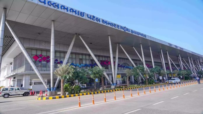 വിമാനത്താവളത്തിന് ബോംബ് ഭീഷണി ; കത്ത് കണ്ടെത്തിയത് സീറ്റിനടിയില് നിന്ന് വിമാനത്താവളത്തിന് ബോംബ് ഭീഷണി ; കത്ത് കണ്ടെത്തിയത് സീറ്റിനടിയില് നിന്ന്