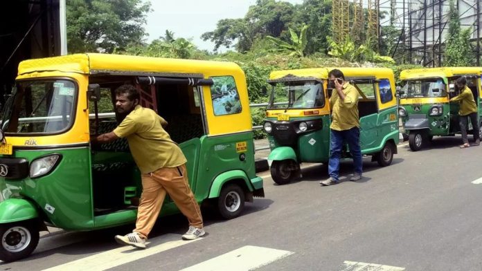അധിക ചാർജ് ഈടാക്കി ; ഓട്ടോ ഡ്രൈവറുടെ ലൈസൻസ് സസ്പെൻഡ് ചെയ്തു അധിക ചാർജ് ഈടാക്കി ; ഓട്ടോ ഡ്രൈവറുടെ ലൈസൻസ് സസ്പെൻഡ് ചെയ്തു