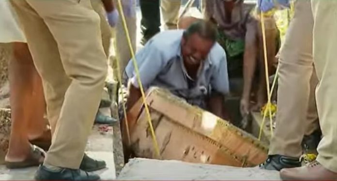 വീട്ടമ്മയുടെ മരണം കൊലപാതകമെന്ന് മകള് ; മൃതദേഹം കല്ലറയില് നിന്ന് പുറത്തെടുത്തു വീട്ടമ്മയുടെ മരണം കൊലപാതകമെന്ന് മകള് ; മൃതദേഹം കല്ലറയില് നിന്ന് പുറത്തെടുത്തു