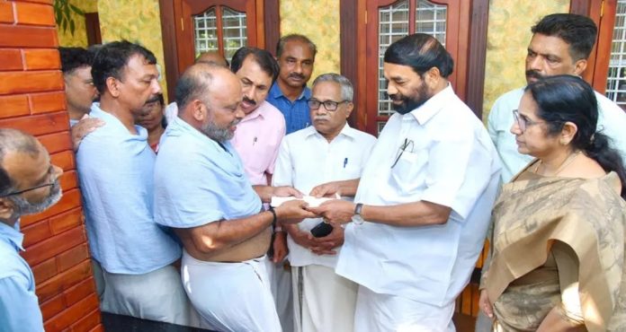 ആന ഇടഞ്ഞുണ്ടായ അപകടം ; മരിച്ചവരുടെ ആശ്രിതർക്ക് അഞ്ച് ലക്ഷം രൂപ വീതം കൈമാറി ആന ഇടഞ്ഞുണ്ടായ അപകടം ; മരിച്ചവരുടെ ആശ്രിതർക്ക് അഞ്ച് ലക്ഷം രൂപ വീതം കൈമാറി