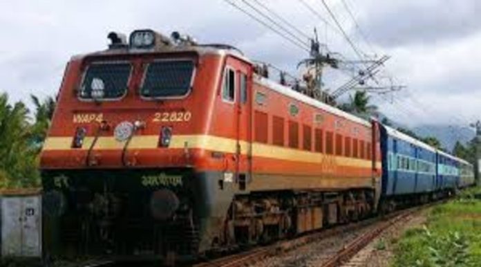തിരക്ക് നിയന്ത്രിക്കാന് റെയില്വേ സ്റ്റേഷനുകളില് ‘ഹോള്ഡിങ് ഏരിയ’ സജ്ജമാക്കാനൊരുങ്ങി റെയില്വേ തിരക്ക് നിയന്ത്രിക്കാന് റെയില്വേ സ്റ്റേഷനുകളില് ‘ഹോള്ഡിങ് ഏരിയ’ സജ്ജമാക്കാനൊരുങ്ങി റെയില്വേ