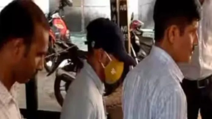 പാക് ചാര സംഘടനയ്ക്ക് വിവരങ്ങൾ കൈമാറി ; 2 പേർ അറസ്റ്റിൽ പാക് ചാര സംഘടനയ്ക്ക് വിവരങ്ങൾ കൈമാറി ; 2 പേർ അറസ്റ്റിൽ