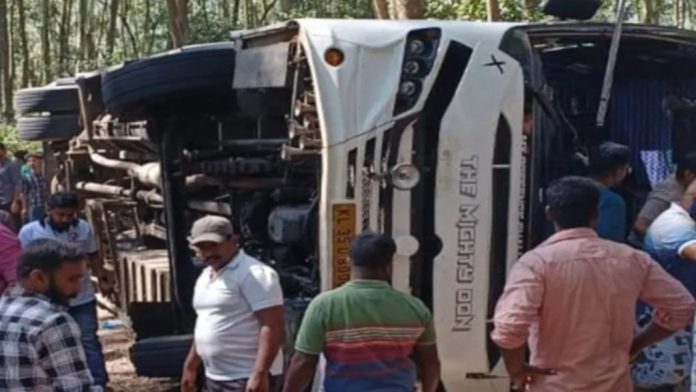 മൂന്നാർ വാഹനാപകടം : ഒരു വിദ്യാർഥി കൂടി മരിച്ചു, മരണം മൂന്നായി മൂന്നാർ വാഹനാപകടം : ഒരു വിദ്യാർഥി കൂടി മരിച്ചു, മരണം മൂന്നായി