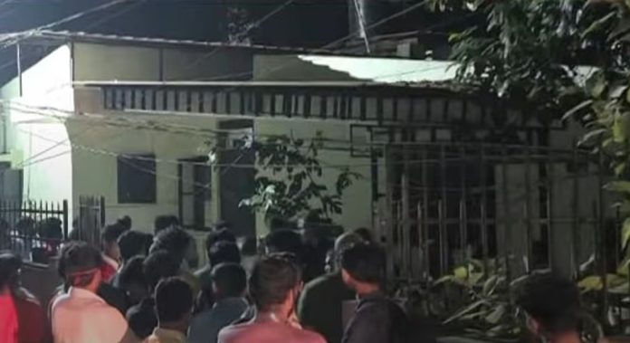 3 മൃതദേഹങ്ങള് അഴുകിയ നിലയില് ; കാക്കനാട് കസ്റ്റംസ് ക്വാര്ട്ടേഴ്സില് കൂട്ട ആത്മഹത്യയെന്ന് സംശയം 3 മൃതദേഹങ്ങള് അഴുകിയ നിലയില് ; കാക്കനാട് കസ്റ്റംസ് ക്വാര്ട്ടേഴ്സില് കൂട്ട ആത്മഹത്യയെന്ന് സംശയം