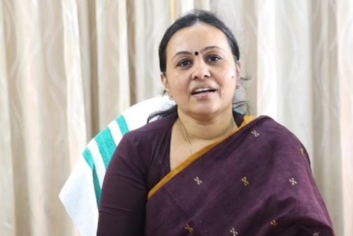 അച്ഛനമ്മമാര് ആശുപത്രിയില് ഉപേക്ഷിച്ച കുഞ്ഞിന് സര്ക്കാര് സംരക്ഷണമൊരുക്കും: മന്ത്രി വീണാ ജോര്ജ് അച്ഛനമ്മമാര് ആശുപത്രിയില് ഉപേക്ഷിച്ച കുഞ്ഞിന് സര്ക്കാര് സംരക്ഷണമൊരുക്കും: മന്ത്രി വീണാ ജോര്ജ്
