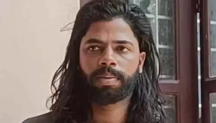 വീട്ടില് നട്ടുവളര്ത്തിയ ആറു കഞ്ചാവ് ചെടികളുമായി യുവാവ് പിടിയില് വീട്ടില് നട്ടുവളര്ത്തിയ ആറു കഞ്ചാവ് ചെടികളുമായി യുവാവ് പിടിയില്