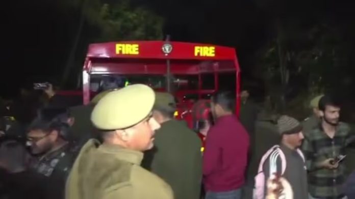 ജമ്മുവിൽ 30 അടി താഴ്ചയുള്ള കൊക്കയിലേക്ക് ബസ് മറിഞ്ഞു ; ഡ്രൈവർ മരിച്ചു ജമ്മുവിൽ 30 അടി താഴ്ചയുള്ള കൊക്കയിലേക്ക് ബസ് മറിഞ്ഞു ; ഡ്രൈവർ മരിച്ചു