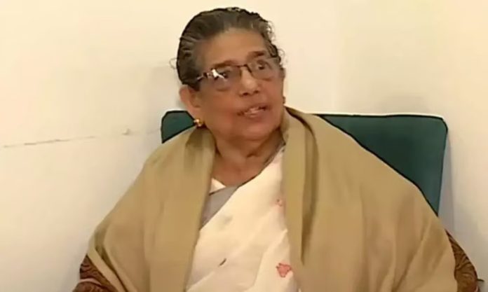 അനന്തരസ്വത്തിൽ മുസ്ലിം പുരുഷന് തുല്യമായ അവകാശം സ്ത്രീക്കും ; നിരാഹാര സമരം അവസാനിപ്പിച്ച് സാമൂഹികപ്രവർത്തക വി.പി സുഹറ അനന്തരസ്വത്തിൽ മുസ്ലിം പുരുഷന് തുല്യമായ അവകാശം സ്ത്രീക്കും ; നിരാഹാര സമരം അവസാനിപ്പിച്ച് സാമൂഹികപ്രവർത്തക വി.പി സുഹറ