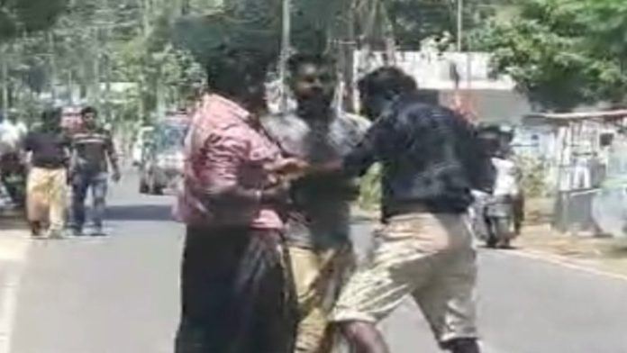 ആലപ്പുഴയിൽ ഗുണ്ടകൾ തമ്മിൽ കത്തിക്കുത്ത് ; ഒരാളുടെ നില ഗുരുതരം ആലപ്പുഴയിൽ ഗുണ്ടകൾ തമ്മിൽ കത്തിക്കുത്ത് ; ഒരാളുടെ നില ഗുരുതരം