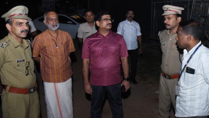 മാലിന്യം വലിച്ചെറിയുന്നവരെ പിടികൂടാന് നേരിട്ടിറങ്ങി ജില്ലാകളക്ടര് ; വാഹനം പിടികൂടി മാലിന്യം വലിച്ചെറിയുന്നവരെ പിടികൂടാന് നേരിട്ടിറങ്ങി ജില്ലാകളക്ടര് ; വാഹനം പിടികൂടി