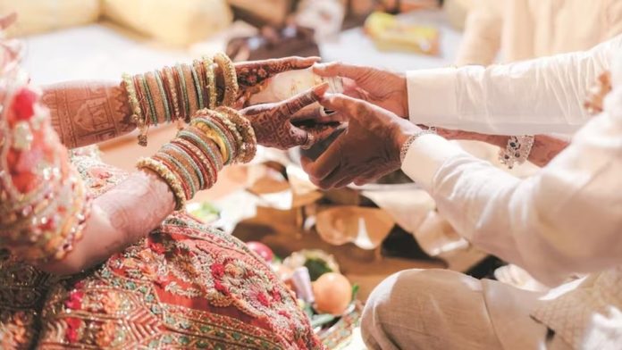 മദ്യലഹരിയിൽ വരൻ താലി ചാർത്തിയത് വധുവിന്റെ സുഹൃത്തിനെ മദ്യലഹരിയിൽ വരൻ താലി ചാർത്തിയത് വധുവിന്റെ സുഹൃത്തിനെ