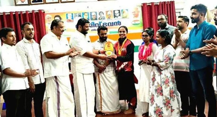 സീനിയർ ദേശീയ യോഗാസന സ്പോർട്സ് മത്സരത്തിൽ ഫ്രീ-ഫ്ലോയിൽ സ്വര്ണം നേടിയ അൻസുമേരി സജിയെ അനുമോദിച്ചു സീനിയർ ദേശീയ യോഗാസന സ്പോർട്സ് മത്സരത്തിൽ ഫ്രീ-ഫ്ലോയിൽ സ്വര്ണം നേടിയ അൻസുമേരി സജിയെ അനുമോദിച്ചു