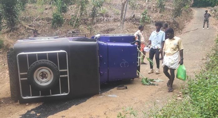 ആലുവാംകുടി ക്ഷേത്ര ദർശനത്തിന് പോയ ജീപ്പുകൾ മറിഞ്ഞു : ഒരാൾക്ക് പരിക്ക് ആലുവാംകുടി ക്ഷേത്ര ദർശനത്തിന് പോയ ജീപ്പുകൾ മറിഞ്ഞു : ഒരാൾക്ക് പരിക്ക്