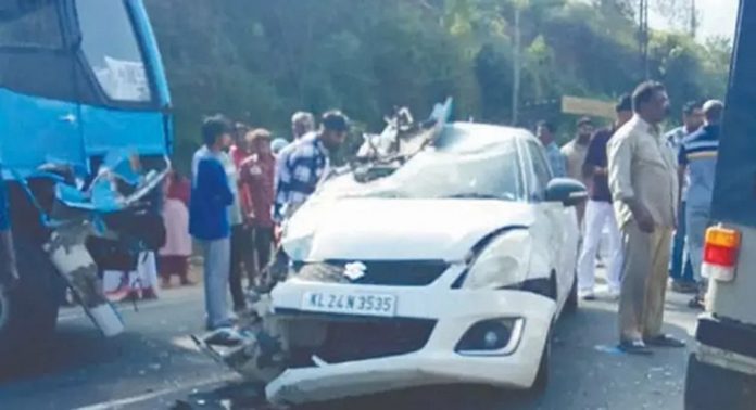 കാറും സ്വകാര്യബസും തമ്മില് കൂട്ടിയിടിച്ച് രണ്ടുപേര്ക്ക് പരിക്ക് കാറും സ്വകാര്യബസും തമ്മില് കൂട്ടിയിടിച്ച് രണ്ടുപേര്ക്ക് പരിക്ക്
