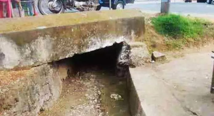 അടൂർ വൺവേ റോഡ് അവസാനിക്കുന്ന ഭാഗത്ത് ഓടയിൽ മലിനജലം കെട്ടിക്കിടന്ന് ദുർഗന്ധം വമിക്കുന്നു അടൂർ വൺവേ റോഡ് അവസാനിക്കുന്ന ഭാഗത്ത് ഓടയിൽ മലിനജലം കെട്ടിക്കിടന്ന് ദുർഗന്ധം വമിക്കുന്നു