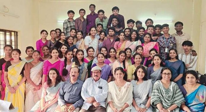 മോഡൽ യൂത്ത് പാർലമെന്റ് അവതരണം നടത്തി അടൂർ ഗവ. ബോയ്സ് ഹയർസെക്കൻഡറി സ്കൂള് കുട്ടികള് മോഡൽ യൂത്ത് പാർലമെന്റ് അവതരണം നടത്തി അടൂർ ഗവ. ബോയ്സ് ഹയർസെക്കൻഡറി സ്കൂള് കുട്ടികള്