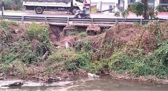 അടൂർ ബൈപ്പാസ് റോഡിന്റെ വശം തകർന്നിട്ട് മാസങ്ങൾ ; മൗനം പാലിച്ച് അധികൃതര് അടൂർ ബൈപ്പാസ് റോഡിന്റെ വശം തകർന്നിട്ട് മാസങ്ങൾ ; മൗനം പാലിച്ച് അധികൃതര്