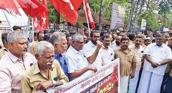 ഓട്ടോ-ടാക്സി-ടെമ്പോ വർക്കേഴ്സ് യൂണിയൻ ജില്ലാ കമ്മിറ്റി ധർണ നടത്തി ഓട്ടോ-ടാക്സി-ടെമ്പോ വർക്കേഴ്സ് യൂണിയൻ ജില്ലാ കമ്മിറ്റി ധർണ നടത്തി
