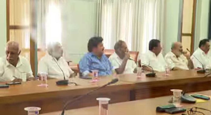 പാലക്കാട് എലപ്പുള്ളിയിൽ മദ്യനിർമ്മാണ ശാല സ്ഥാപിക്കാനുള്ള തീരുമാനത്തിന് എൽഡിഎഫ് യോഗം അംഗീകാരം നൽകി പാലക്കാട് എലപ്പുള്ളിയിൽ മദ്യനിർമ്മാണ ശാല സ്ഥാപിക്കാനുള്ള തീരുമാനത്തിന് എൽഡിഎഫ് യോഗം അംഗീകാരം നൽകി