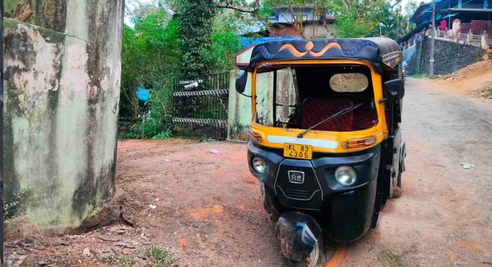 കോന്നിയിൽ നിയന്ത്രണം വിട്ട ഓട്ടോറിക്ഷ ഇടിച്ച് വൃദ്ധ മരിച്ചു കോന്നിയിൽ നിയന്ത്രണം വിട്ട ഓട്ടോറിക്ഷ ഇടിച്ച് വൃദ്ധ മരിച്ചു