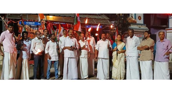 മലയാലപ്പുഴയിൽ കോൺഗ്രസ് പന്തംകൊളുത്തി പ്രകടനവും പ്രതിഷേധ യോഗവും നടത്തി മലയാലപ്പുഴയിൽ കോൺഗ്രസ് പന്തംകൊളുത്തി പ്രകടനവും പ്രതിഷേധ യോഗവും നടത്തി
