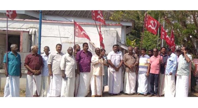 കേരള കർഷക സംഘം പന്തളം ഏരിയ കമ്മിറ്റിയുടെ നേതൃത്വത്തിൽ മാർച്ചും ധർണ്ണയും നടത്തി കേരള കർഷക സംഘം പന്തളം ഏരിയ കമ്മിറ്റിയുടെ നേതൃത്വത്തിൽ മാർച്ചും ധർണ്ണയും നടത്തി
