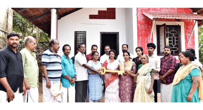 ഡോ. എം.എസ്. സുനിലിന്റെ 345 – മത് സ്നേഹഭവനം വിധവയായ സ്മിതയ്ക്കും കുടുംബത്തിനും ഡോ. എം.എസ്. സുനിലിന്റെ 345 – മത് സ്നേഹഭവനം വിധവയായ സ്മിതയ്ക്കും കുടുംബത്തിനും