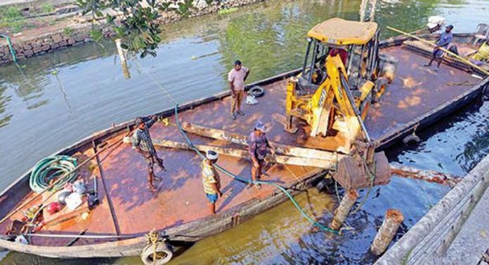 ജില്ലാ കോടതിപ്പാലം : താത്കാലിക ബണ്ടു നിർമാണം തുടങ്ങി ജില്ലാ കോടതിപ്പാലം : താത്കാലിക ബണ്ടു നിർമാണം തുടങ്ങി
