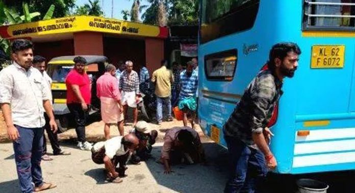 സ്വകാര്യ ബസിന്റെ പിൻഭാഗത്തു നിന്ന് പുക ഉയര്ന്നത് പരിഭ്രാന്തി പരത്തി സ്വകാര്യ ബസിന്റെ പിൻഭാഗത്തു നിന്ന് പുക ഉയര്ന്നത് പരിഭ്രാന്തി പരത്തി