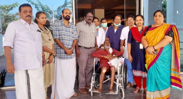 ആശുപത്രിയിൽ ഉപേക്ഷിക്കപ്പെട്ട കുഞ്ഞിരാമനെ കോന്നി ഗാന്ധിഭവൻ ഏറ്റെടുത്തു ആശുപത്രിയിൽ ഉപേക്ഷിക്കപ്പെട്ട കുഞ്ഞിരാമനെ കോന്നി ഗാന്ധിഭവൻ ഏറ്റെടുത്തു