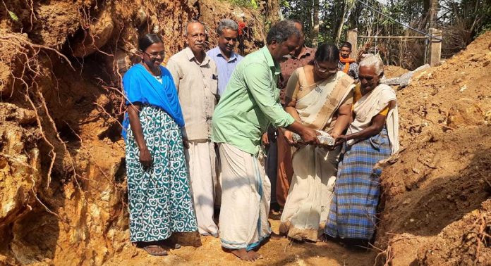 കൊടുമണ് പഞ്ചായത്തിലെ കൈതേത്ത് പട്ടികജാതി നഗറില് നടപ്പാക്കുന്ന മണ്ണു സംരക്ഷണ പ്രവര്ത്തനങ്ങളുടെ ഉദ്ഘാടനം നടന്നു കൊടുമണ് പഞ്ചായത്തിലെ കൈതേത്ത് പട്ടികജാതി നഗറില് നടപ്പാക്കുന്ന മണ്ണു സംരക്ഷണ പ്രവര്ത്തനങ്ങളുടെ ഉദ്ഘാടനം നടന്നു