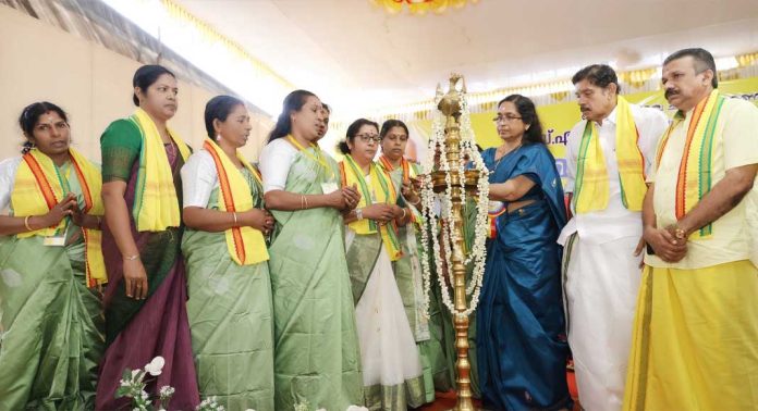 കുടുംബത്തെ ചേര്ത്തുപിടിച്ചു വേണം സംഘടനകളിലും സമൂഹത്തിലും ഇറങ്ങി വനിതകള് പ്രവര്ത്തിക്കേണ്ടതെന്ന് ഷീബാകുമാരി കുടുംബത്തെ ചേര്ത്തുപിടിച്ചു വേണം സംഘടനകളിലും സമൂഹത്തിലും ഇറങ്ങി വനിതകള് പ്രവര്ത്തിക്കേണ്ടതെന്ന് ഷീബാകുമാരി