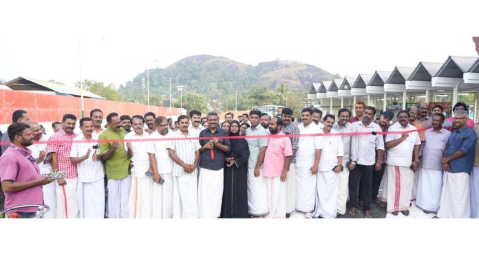 നവീകരിച്ച പത്തനംതിട്ട നഗരസഭാ ബസ് സ്റ്റാൻഡ് യാർഡ് നാടിന് സമർപ്പിച്ചു നവീകരിച്ച പത്തനംതിട്ട നഗരസഭാ ബസ് സ്റ്റാൻഡ് യാർഡ് നാടിന് സമർപ്പിച്ചു