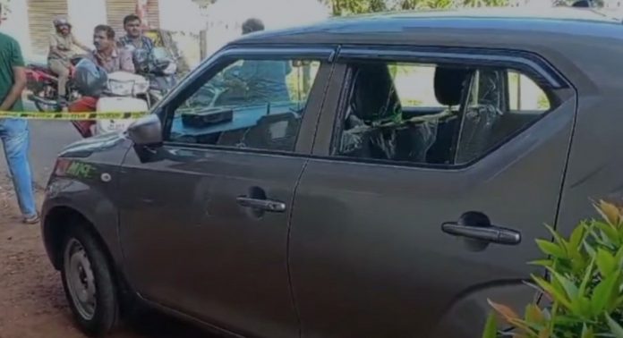 തൃശൂർ പേരാമംഗലത്ത് കാറിന്റെ ചില്ല് തകർത്ത് ഏഴ് ലക്ഷത്തോളം രൂപ കവർന്നു തൃശൂർ പേരാമംഗലത്ത് കാറിന്റെ ചില്ല് തകർത്ത് ഏഴ് ലക്ഷത്തോളം രൂപ കവർന്നു