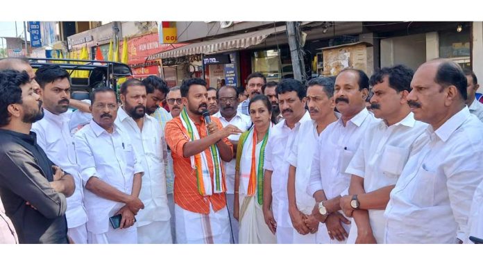 കുമ്പഴയിൽ യു.ഡി.എഫ് തെരഞ്ഞെടുപ്പ് സമാപന റാലി നടത്തി കുമ്പഴയിൽ യു.ഡി.എഫ് തെരഞ്ഞെടുപ്പ് സമാപന റാലി നടത്തി