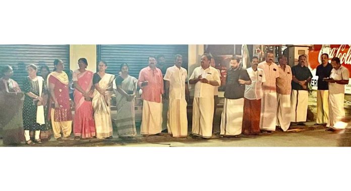 ഇലന്തൂരിൽ കോൺഗ്രസ് പ്രതിഷേധ തീപന്തം സംഘടിപ്പിച്ചു ഇലന്തൂരിൽ കോൺഗ്രസ് പ്രതിഷേധ തീപന്തം സംഘടിപ്പിച്ചു