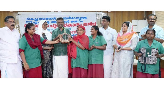 നഗരസഭാ ചെയർമാൻ അഡ്വ. സക്കീർ ഹുസൈനെ ഹരിത കർമ്മ സേന ആദരിച്ചു നഗരസഭാ ചെയർമാൻ അഡ്വ. സക്കീർ ഹുസൈനെ ഹരിത കർമ്മ സേന ആദരിച്ചു