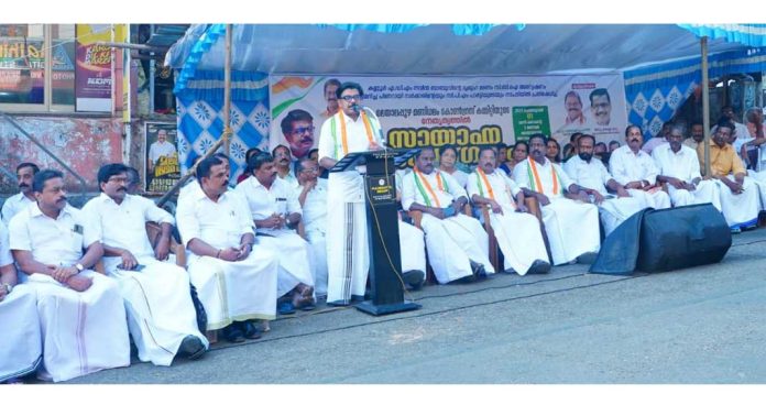 കമ്മ്യൂണിസ്റ്റ്കാർക്ക് പോലും കാട്ടുനീതി ; മാത്യു കുഴൻ നാടൻ എം.എൽ.എ കമ്മ്യൂണിസ്റ്റ്കാർക്ക് പോലും കാട്ടുനീതി ; മാത്യു കുഴൻ നാടൻ എം.എൽ.എ