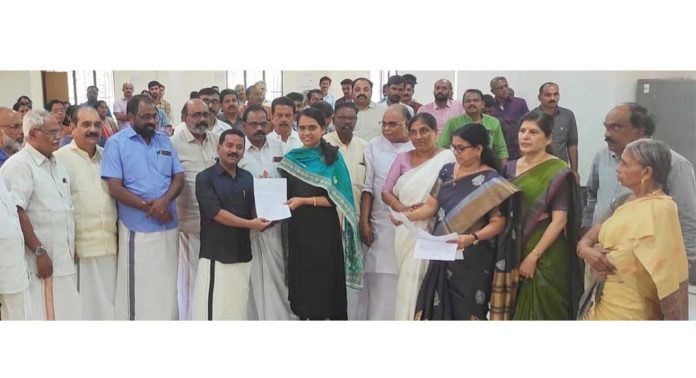റാന്നി പുതിയ പാലം അപ്രോച്ച് റോഡിനായി ഏറ്റെടുക്കുന്ന വസ്തുവിന്റെ ഉടമകൾക്ക് പണം കൈമാറി തുടങ്ങി റാന്നി പുതിയ പാലം അപ്രോച്ച് റോഡിനായി ഏറ്റെടുക്കുന്ന വസ്തുവിന്റെ ഉടമകൾക്ക് പണം കൈമാറി തുടങ്ങി