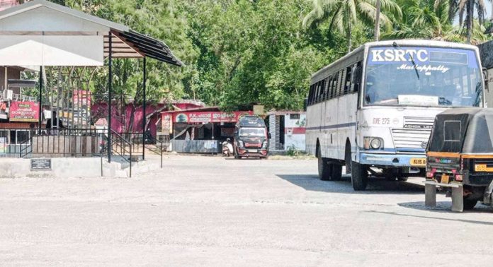 ചുങ്കപ്പാറ ബസ് സ്റ്റാൻഡ് നവീകരണ പ്രവർത്തനങ്ങൾ വൈകുന്നതിൽ പ്രതിഷേധം ശക്തമാകുന്നു ചുങ്കപ്പാറ ബസ് സ്റ്റാൻഡ് നവീകരണ പ്രവർത്തനങ്ങൾ വൈകുന്നതിൽ പ്രതിഷേധം ശക്തമാകുന്നു