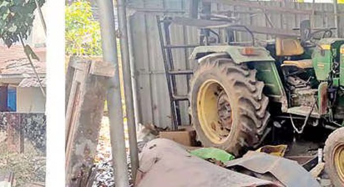 ചെങ്ങന്നൂർ ബ്ലോക്ക് കാര്യാലയ പരിസരത്ത് കാർഷികയന്ത്രങ്ങൾ തുരുമ്പെടുത്ത് നശിക്കുന്നു ചെങ്ങന്നൂർ ബ്ലോക്ക് കാര്യാലയ പരിസരത്ത് കാർഷികയന്ത്രങ്ങൾ തുരുമ്പെടുത്ത് നശിക്കുന്നു