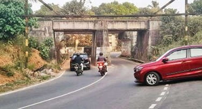 മാവേലിക്കര-കോഴഞ്ചേരി റോഡിലെ വളവുകൾ അപകടക്കെണിയാകുന്നു മാവേലിക്കര-കോഴഞ്ചേരി റോഡിലെ വളവുകൾ അപകടക്കെണിയാകുന്നു