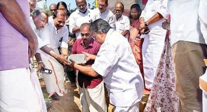 കാവാരികുളം കണ്ടൻ കുമാരന്റെ സ്മാരകമന്ദിരത്തിന് ശിലാസ്ഥാപനം നടത്തി കാവാരികുളം കണ്ടൻ കുമാരന്റെ സ്മാരകമന്ദിരത്തിന് ശിലാസ്ഥാപനം നടത്തി