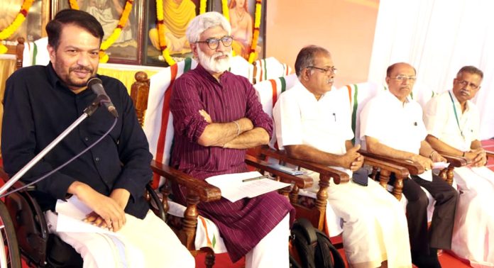 ചെറുകോല്പ്പുഴ ഹിന്ദുമത പരിഷത്തില് ഇന്ന് രാവിലെ യൂത്ത് പാർലമെന്റ്, ആധ്യാത്മിക പ്രഭാഷണം എന്നിവ നടന്നു ചെറുകോല്പ്പുഴ ഹിന്ദുമത പരിഷത്തില് ഇന്ന് രാവിലെ യൂത്ത് പാർലമെന്റ്, ആധ്യാത്മിക പ്രഭാഷണം എന്നിവ നടന്നു